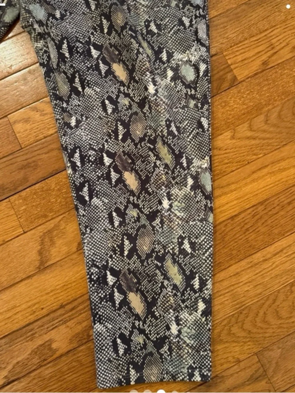 Printed Snake-Pattern Leggings in Gray
